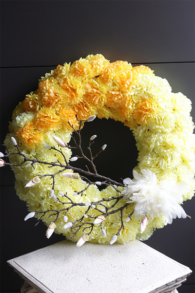 Tweety, żółty wianek dekoracyjny z goździków