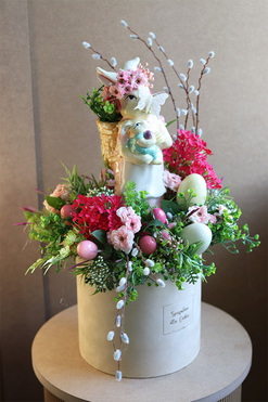 Zające i Motyle, flowerbox welurowy z figurką, wym.48x37cm 