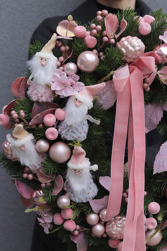 Różowa Bajka, świąteczny wianek ze skrzatami
