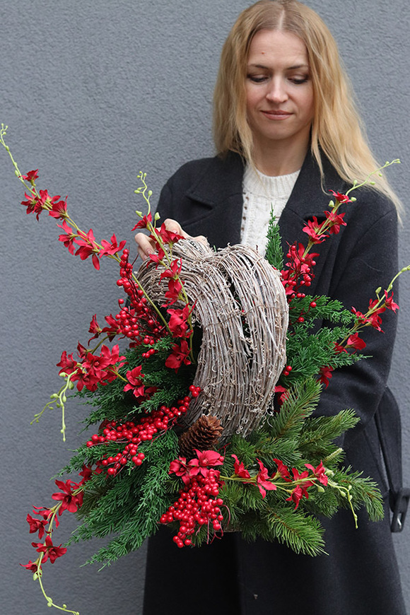 Pasja, zimowa kompozycja nagrobna, wym.58x65x38cm