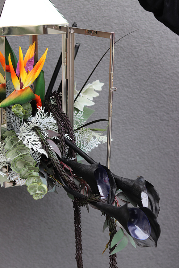 Angelo Garden Black Strelizia, lampion nagrobny z kwiatami