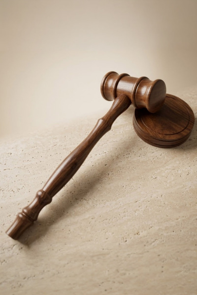 Młotek Sędziowski, drewniany młotek z podstawką