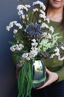 Monaco Shea, kompozycja kwiatowa w naczyniu