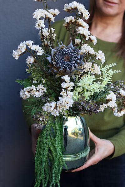 Monaco Shea, kompozycja kwiatowa w naczyniu