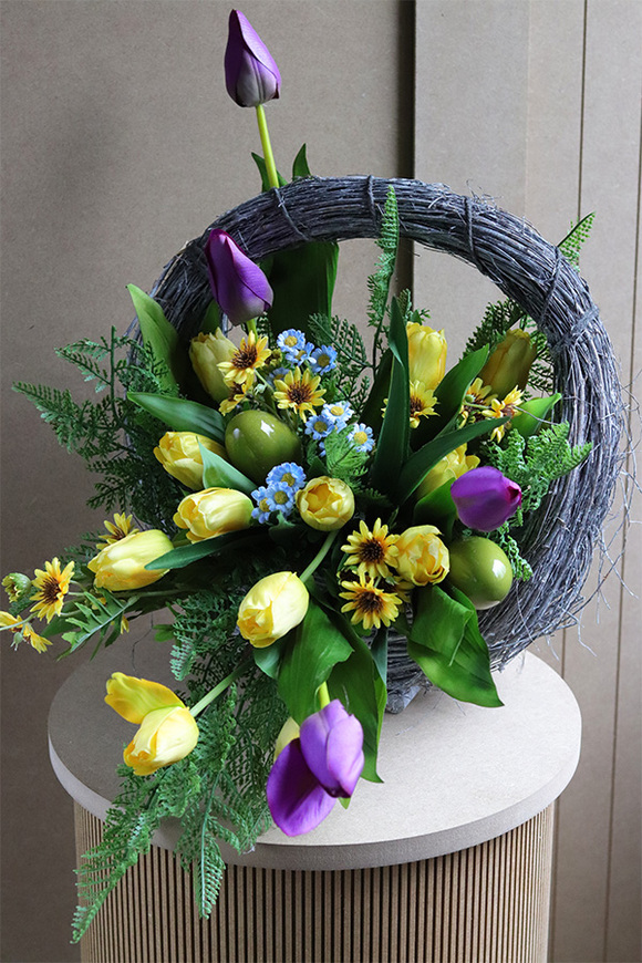 Yellowe Violet, kompozycja nagrobna z tulipanami