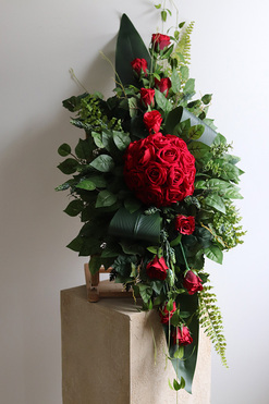 OD RĘKI Red Bowl, czerwona wiązanka nagrobna, dł.110cm