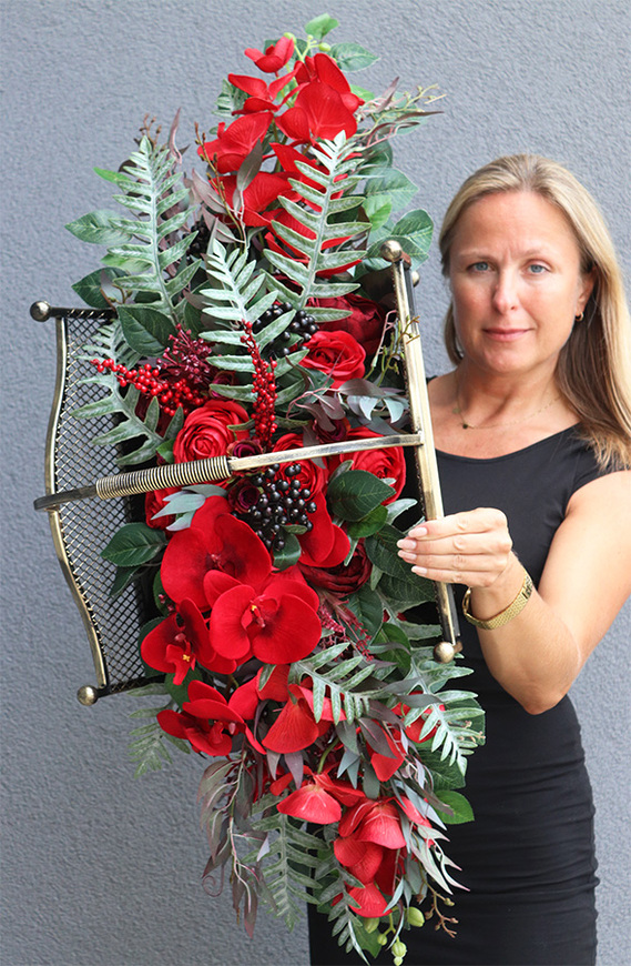 Wspomnienie Czerwień, dekoracja nagrobna w metalowym koszu