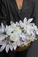 Lorient Gold Big, kompozycja kwiatowa w złotej misie