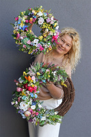 Augustino Flowers, asymetryczny wianek kwiatowy