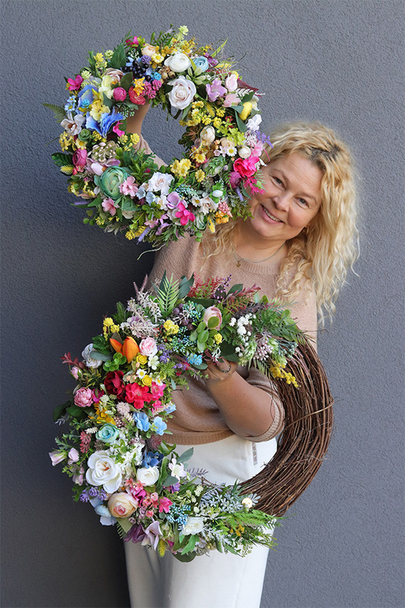 Augustino Flowers, asymetryczny wianek kwiatowy