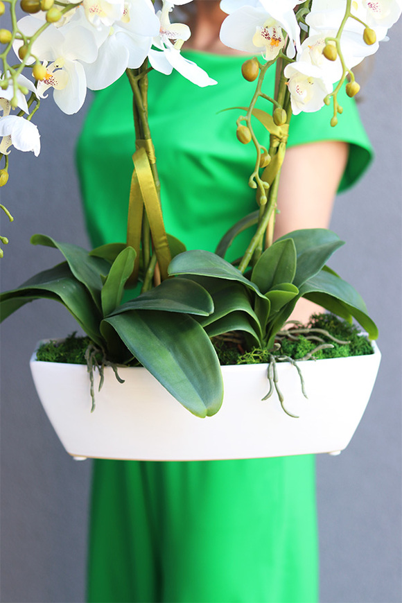 sztuczny storczyk w białej donicy Nemira