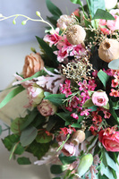 Bretania, kompozycja kwiatowa w owalnej lustrzanej misie, wym.29x56x35cm