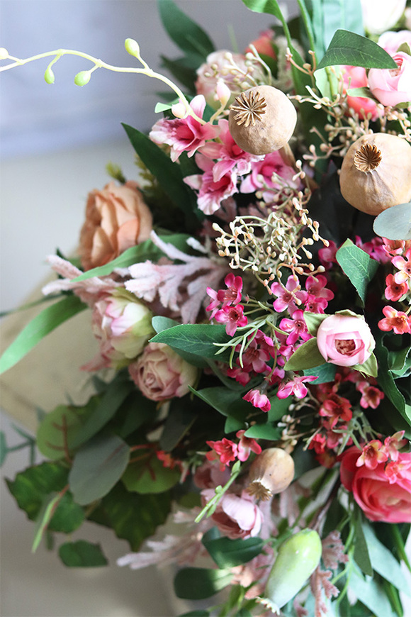 Bretania, kompozycja kwiatowa w owalnej lustrzanej misie, wym.29x56x35cm