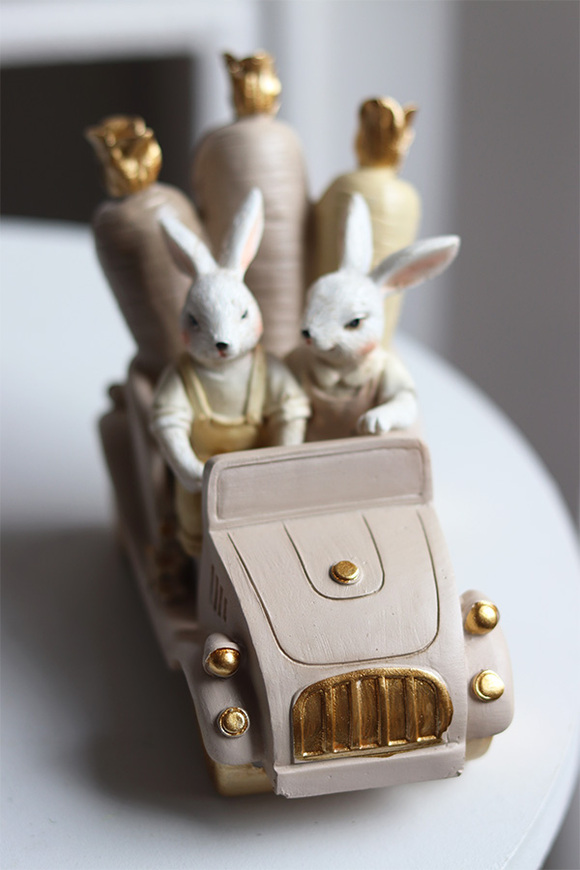 Bunny Cottage Beige, figurka wielkanocna autko