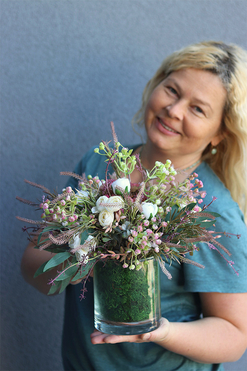 Hassati Pedro, efektowna kompozycja kwiatowa w szklanym naczyniu, wym.34x39cm