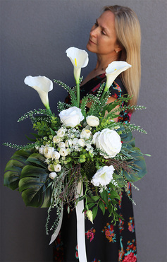 Reginna Biel, bukiet nagrobny z kallami, wys.57cm