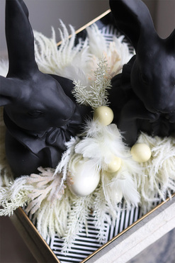 Black Easter Modern, stroik wielkanocny na tacy, wym.34x46cm  