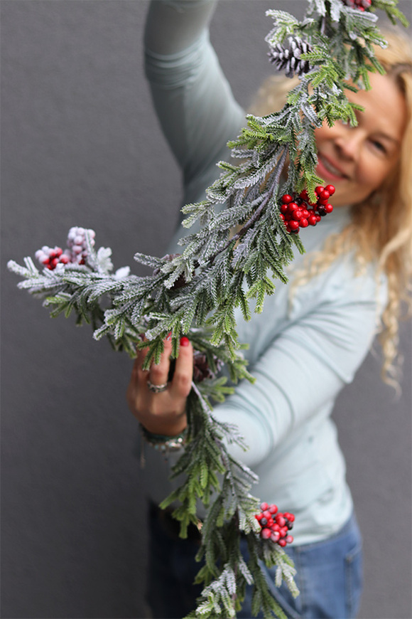 Mroźny Dzień, zimowa girlanda z czerwonymi owocami, dł.150cm 