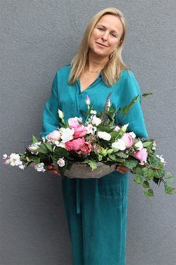 Elena Flowers Laos, kompozycja w ceramicznej łódce, wym.33x75cm  