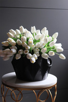 Menato Black&White, bukiet piankowych tulipanów w wazonie