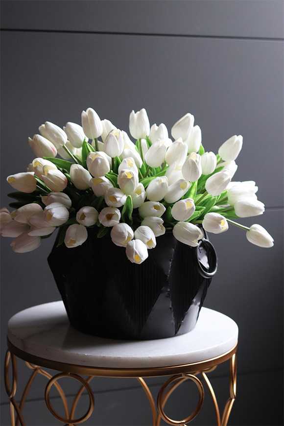 Menato Black&White, bukiet piankowych tulipanów w wazonie