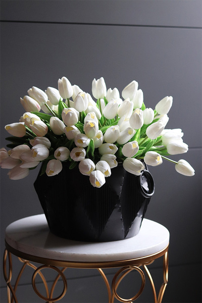 Menato Black&White, bukiet piankowych tulipanów w wazonie