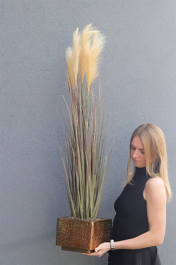 Gold Pressa, sztuczna trawa w metalowej donicy