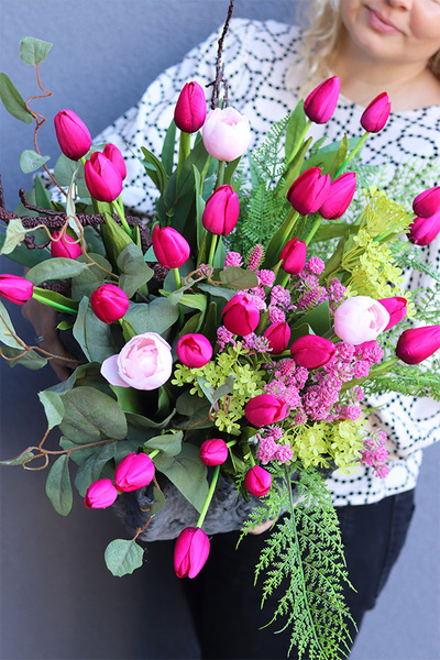 Tulippe Amarant Volcan, kompozycja nagrobna w misie