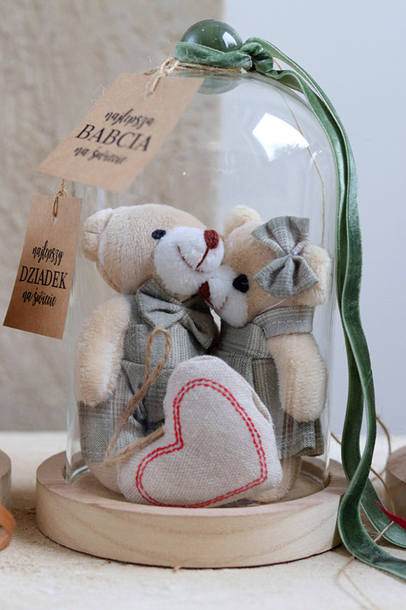 Teddy Green, kompozycja pod szklanym kloszem