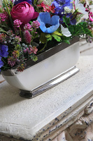 Pantone, kompozycja kwiatowa w naczyniu