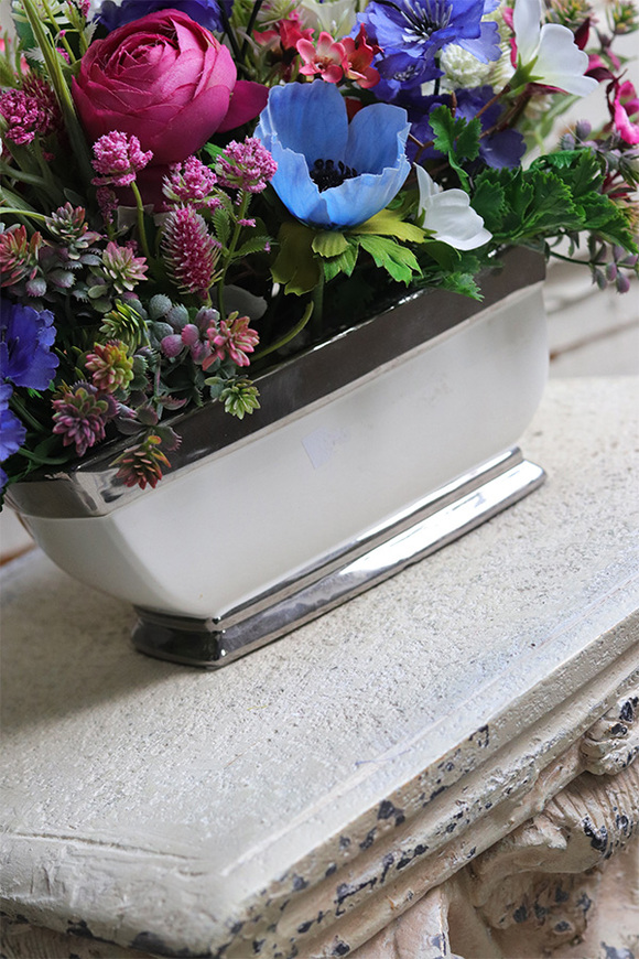 Pantone, kompozycja kwiatowa w naczyniu