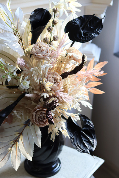 Mortario Kalia Vinn, nowoczesny bukiet nagrobny w wazonie