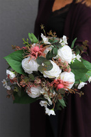 Florencja Small 2, welurowy flowerbox z białymi kwiatami, wys.37cm