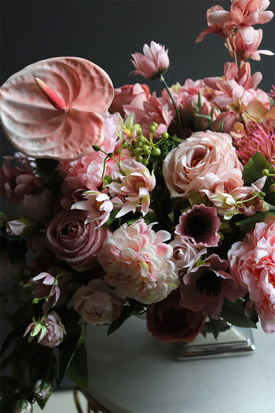 Anturium Lovita, różowa kompozycja kwiatowa w pucharze