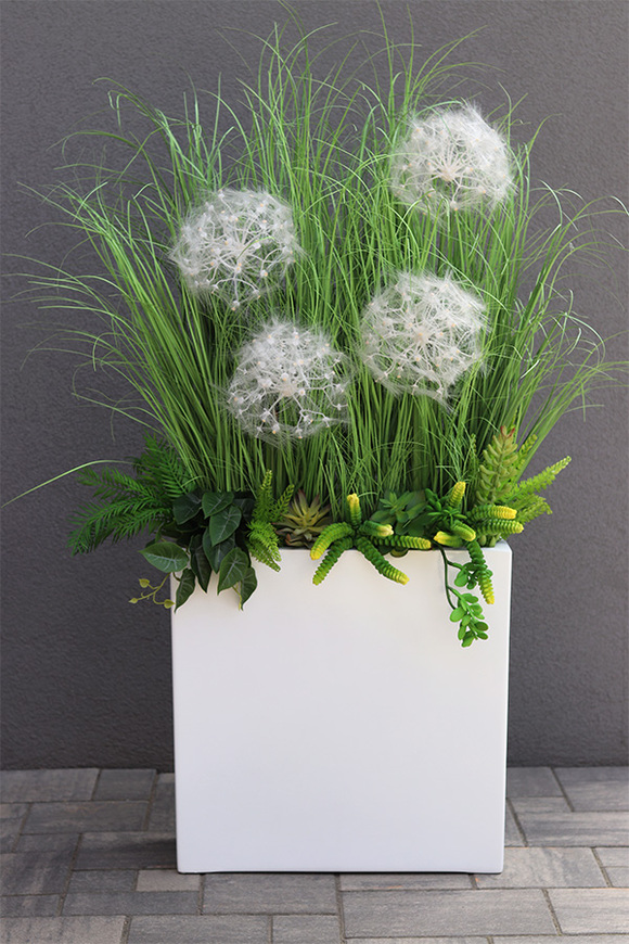 Fiberglass Marco Fretera, sztuczne trawy w białej donicy