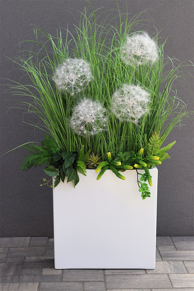 Fiberglass Marco Fretera, sztuczne trawy w białej donicy