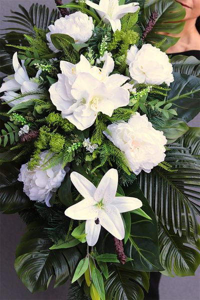 Malezja, wiązanka nagrobna z białymi liliami