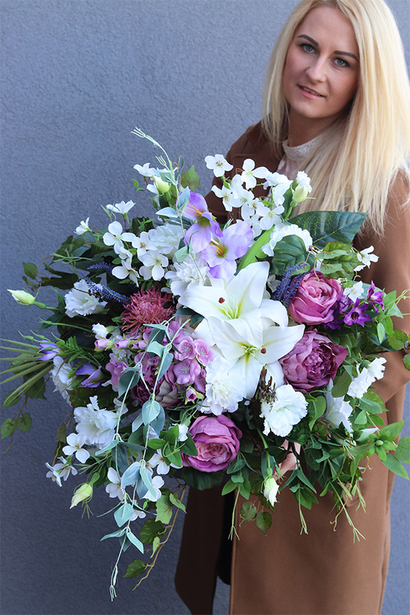 Nerasa, kompozycja nagrobna z białych i fioletowych kwiatów, wym.63x65cm 