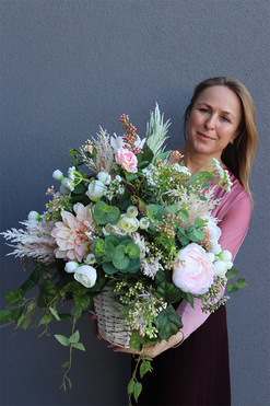 Aurae, kompozycja kwiatowa w koszu, wym.55cm 