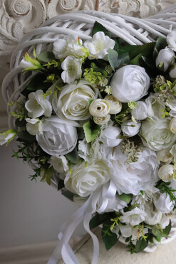 Biała Dama, wieniec nagrobny w kształcie serca, wym.43x43cm