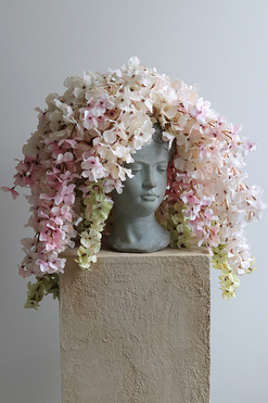 OD RĘKI Afro Wisteria, kompozycja kwiatowa w głowie, wym.36x37cm