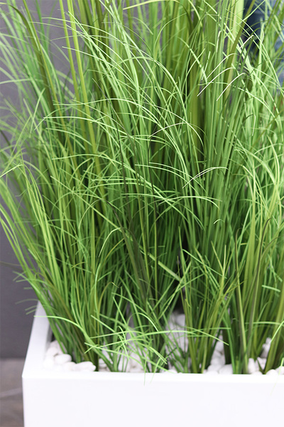 Fiberglass Quartet, sztuczne trawy w białej donicy