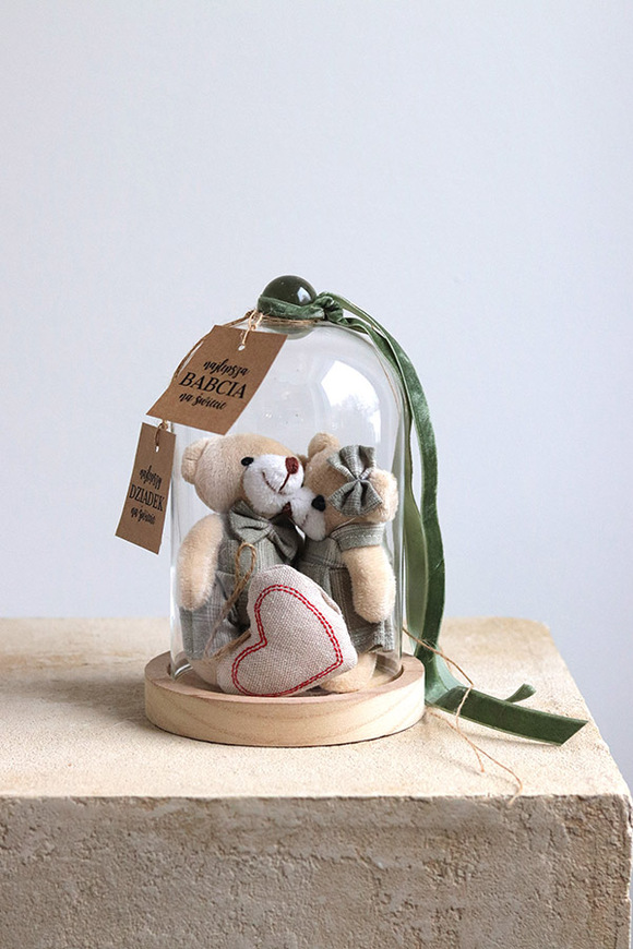 Teddy Green, kompozycja pod szklanym kloszem