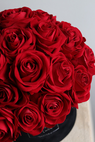 Valentino, flowerbox okolicznościowy z kwiatów sztucznych