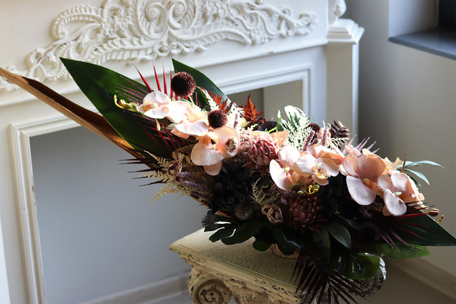 Mortario Orchids, kompozycja nagrobna w metalowym naczyniu