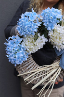 Niebieska Kokarda 2, wianek na drzwi z hortensjami