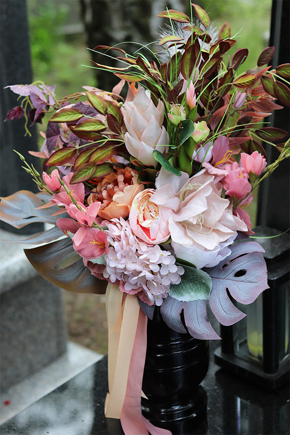 Beige Greta, bukiet nagrobny w pastelowych kolorach