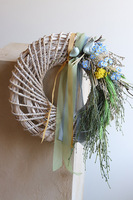 Pod Sikorką, asymetryczny wianek wiosenny