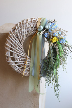 Pod Sikorką, asymetryczny wianek wiosenny, wym.34/42cm