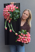 Tulippo New Design Truskawa, dekoracja nagrobna na czarnej podstawie